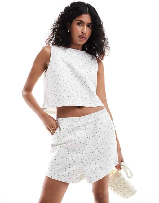 Pantalones cortos vaqueros estilo bóxer con estampado de florecitas de ASOS DESIGN