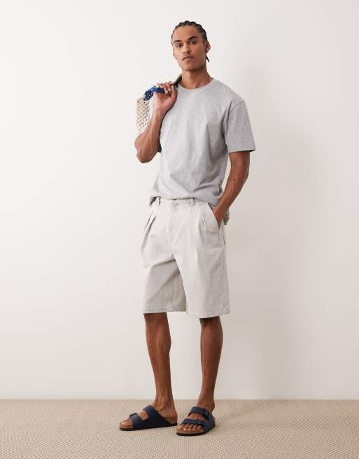 Pantalones cortos vaqueros gris claro de corte alargado con pinzas dobles de ASOS DESIGN, 3 de 5