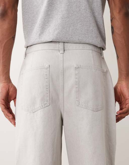 Pantalones cortos vaqueros gris claro de corte alargado con pinzas dobles de ASOS DESIGN, 4 de 5