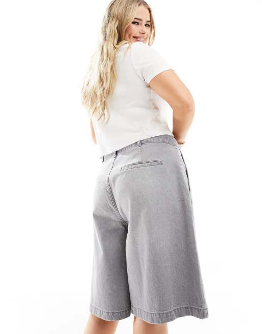 Pantalones cortos vaqueros gris lavado de corte alargado con pinzas de ASOS DESIGN Curve, 3 de 5