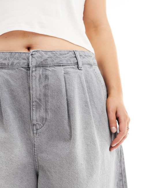 Pantalones cortos vaqueros gris lavado de corte alargado con pinzas de ASOS DESIGN Curve, 4 de 5