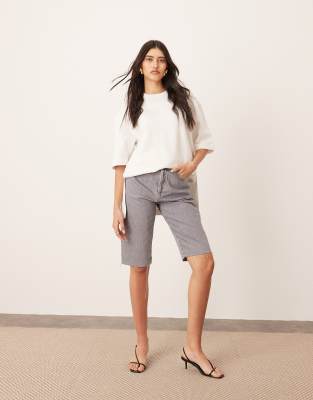Pantalones cortos vaqueros gris pizarra de corte alargado con bajo sin rematar Cleo de ARRANGE - view 1