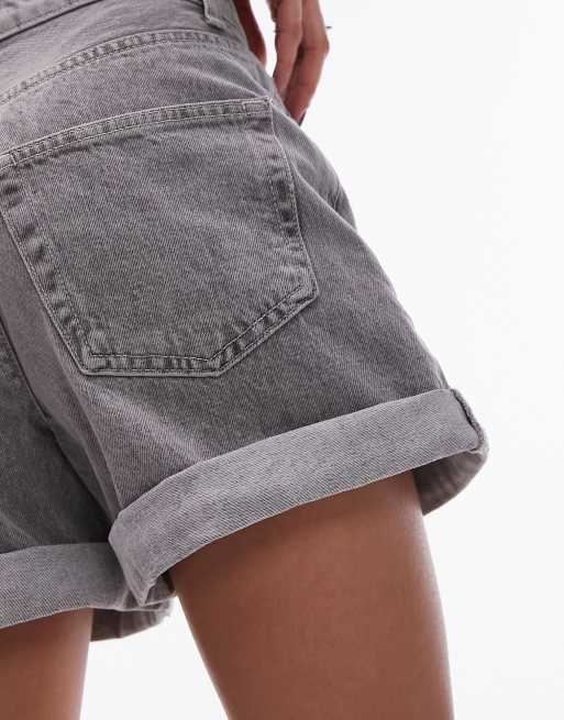 Pantalones cortos vaqueros grises con dobladillo en el bajo de