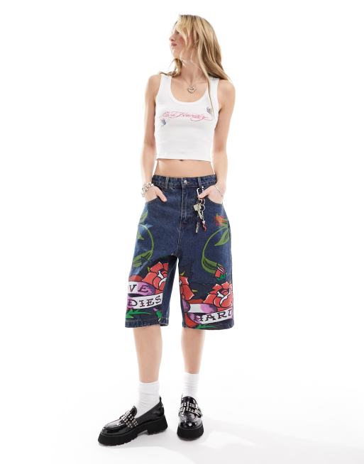 Pantalones cortos vaqueros holgados de corte skater con estampado de melocotón en la parte trasera de Ed Hardy