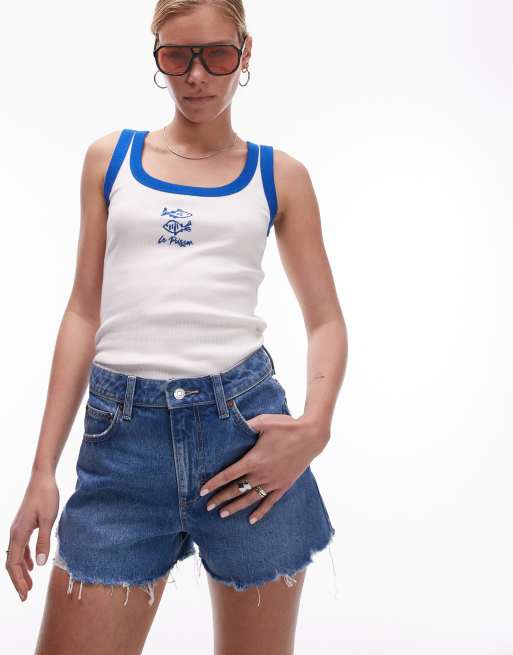 Pantalones cortos vaqueros mom azul medio de corte acampanado con diseño rasgado de Topshop