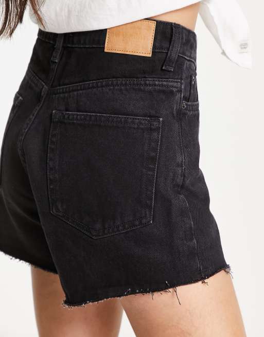 Pantalones cortos vaqueros mom negros de talle alto Rowe de Weekday, 2 de 4