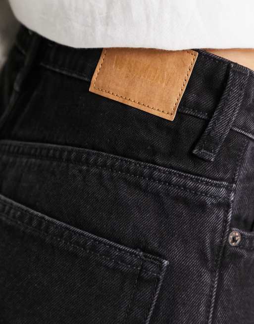 Pantalones cortos vaqueros mom negros de talle alto Rowe de Weekday, 4 de 4