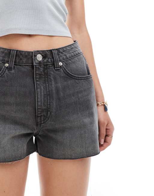 Pantalones cortos vaqueros negro lavado con bolsillos en forma de corazón de Miss Selfridge, 4 de 5