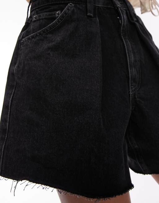 Pantalones cortos vaqueros negro lavado con pinzas de Topshop, 5 de 5