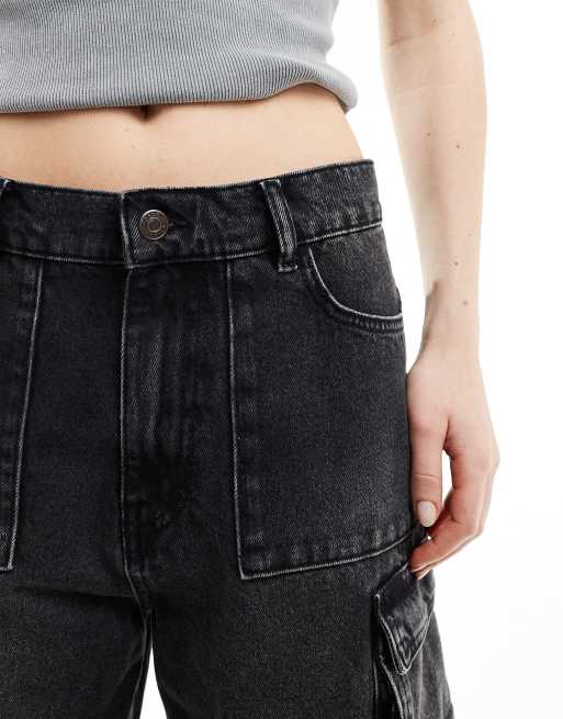 Pantalones cortos vaqueros negro lavado de corte holgado estilo bermudas con bolsillos cargo de ASOS DESIGN, 5 de 5