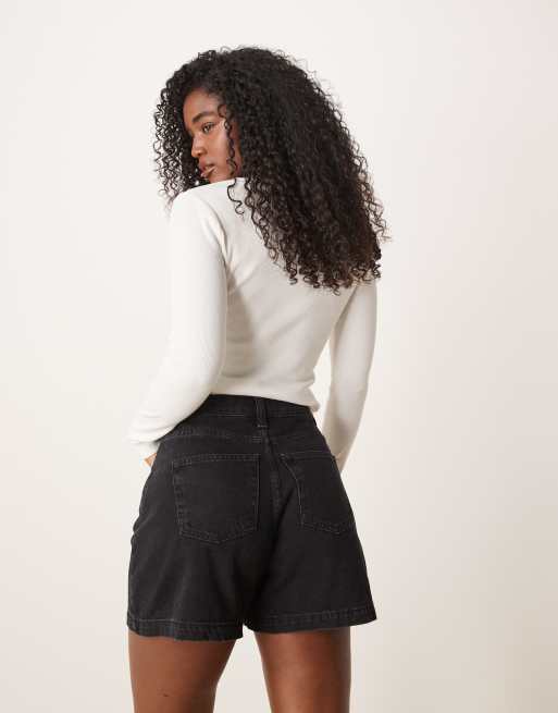 Pantalones cortos vaqueros negros acampanados de corte alargado de ASOS DESIGN, 2 de 5