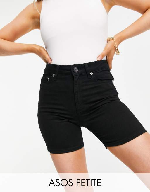 Pantalones cortos vaqueros negros elásticos de talle alto y corte entallado de ASOS DESIGN Petite