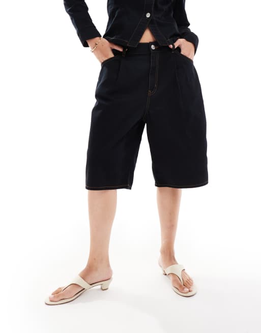 Pantalones cortos vaqueros negros estilo bermudas con pinzas de ASOS DESIGN