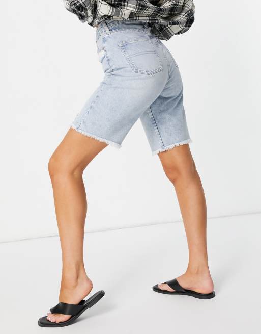 Pantalones cortos vaqueros por la rodilla con lavado azul claro y