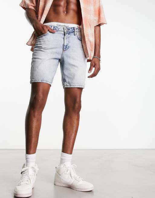 Pantalones cortos vaqueros rígidos clásicos de largo estándar con lavado azul claro de ASOS DESIGN, 4 de 4