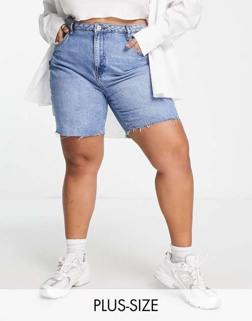Pantalones cortos vaqueros tipo bermudas con lavado azul medio estilo carpintero de Urban Bliss Plus