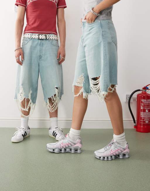 Pantalones cortos vaqueros ultragrandes unisex con lavado azul y acabado desgastado de Weekday, 2 de 4