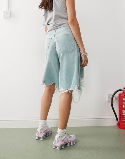 Pantalones cortos vaqueros ultragrandes unisex con lavado azul y acabado desgastado de Weekday, 4 de 4