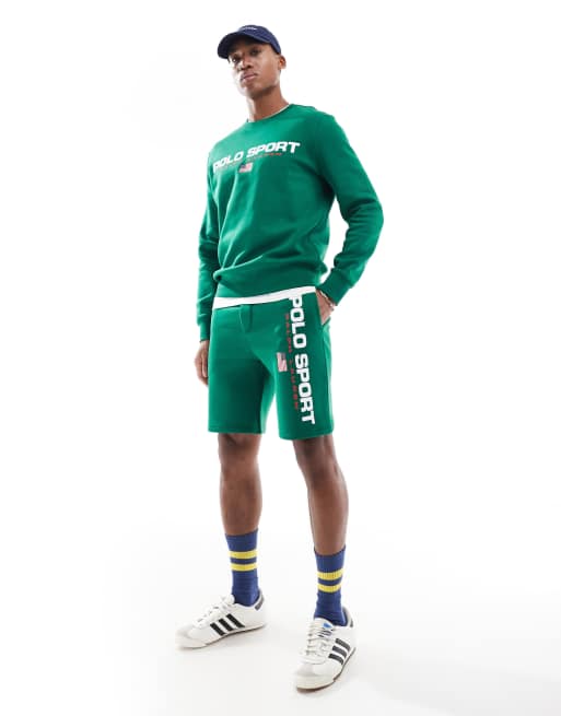 Pantalones cortos verde medio con logo de bandera grande de tejido de sudadera de la colección cápsula Sport de Polo Ralph Lauren (parte de un conjunto)