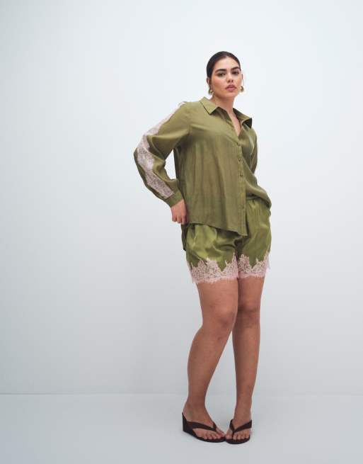Conjunto verde oliva de pantalones cortos y camisa abotonada de satén con detalles de encaje de Never Fully Dressed, 3 de 3