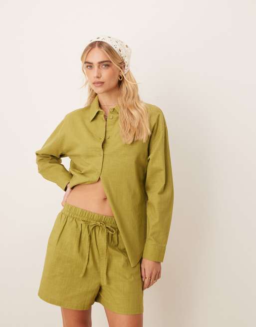 Pantalones cortos verde oliva sin cierres de tejido efecto lino de ASOS DESIGN (parte de un conjunto) , 2 de 5