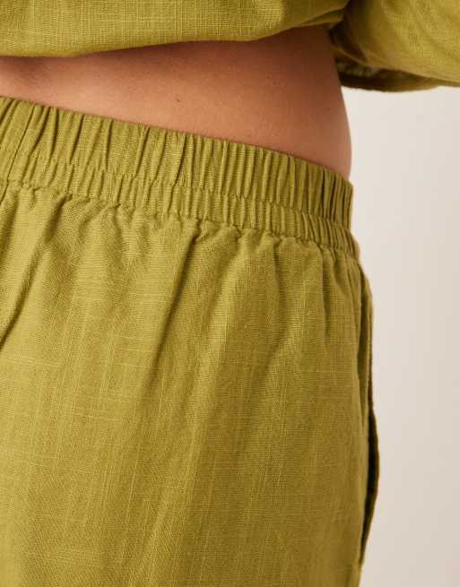 Pantalones cortos verde oliva sin cierres de tejido efecto lino de ASOS DESIGN (parte de un conjunto) , 3 de 5