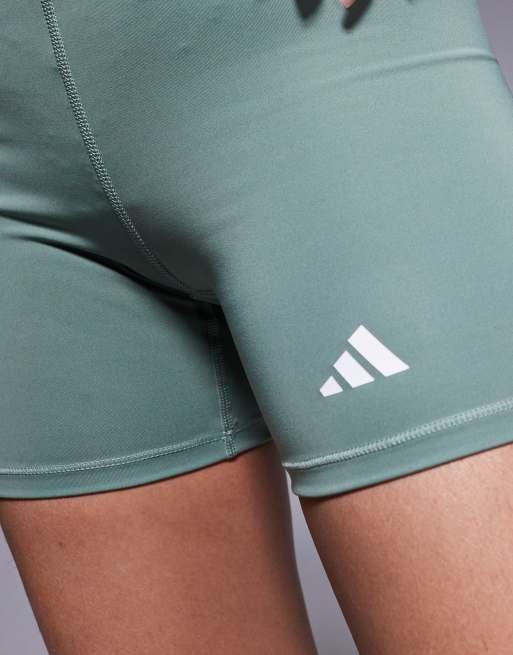 Pantalones cortos verde plateado Techfit de adidas Training, 3 de 5