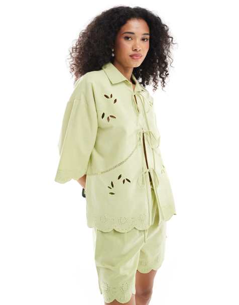 Pantalones cortos verde salvia con bordes festoneados de lino de Native Youth - view 1