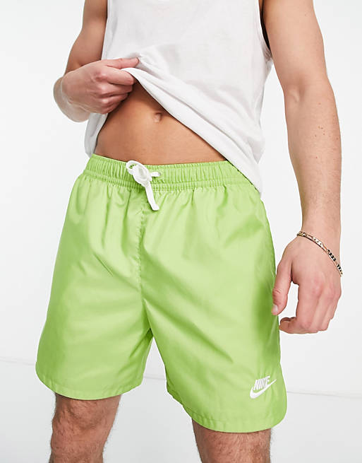 Hombre Pantalones cortos | Pantalones cortos verde vívido forrados Flow de Nike - NA15508