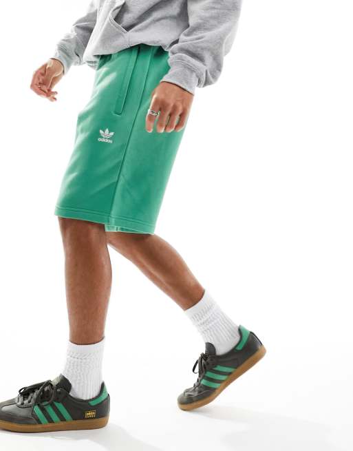 Pantalones cortos verdes básicos de adidas Originals Essentials