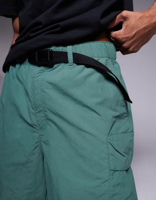Pantalones cortos verdes cargo con logo en el bolsillo de The North Face, 4 de 5