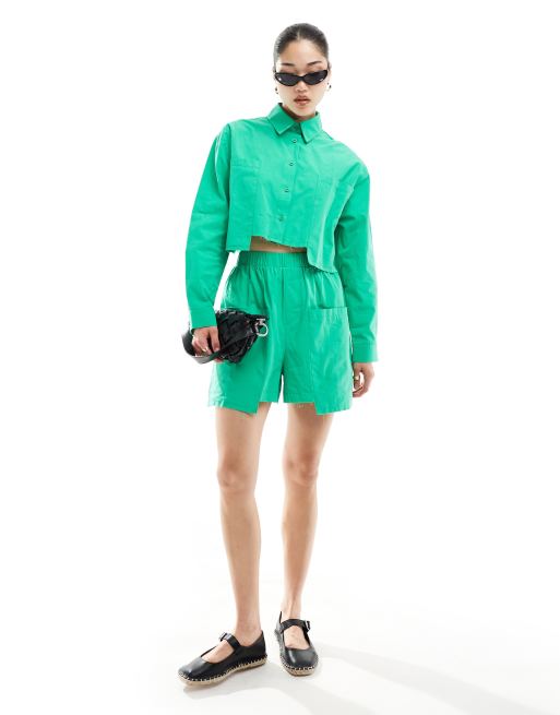 Pantalones cortos verdes con bolsillos caídos de ASOS DESIGN