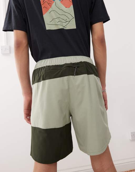 Pantalones cortos verdes con diseño color block Hike de Columbia