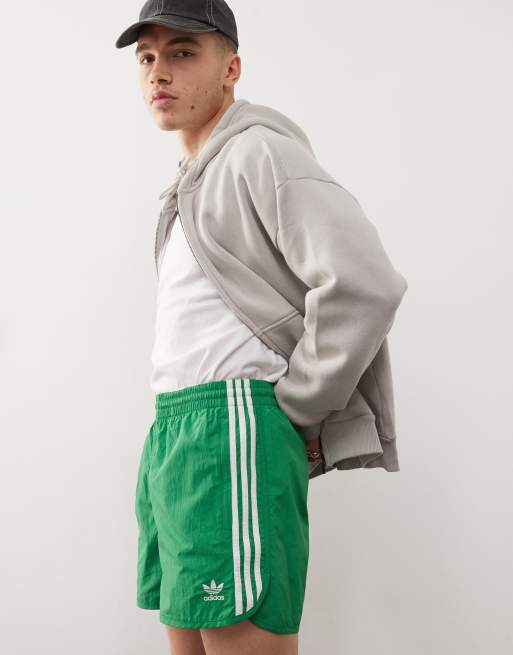 Pantalones cortos verdes con las tres rayas de adidas Originals