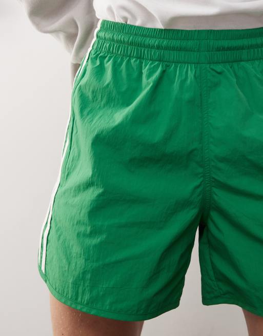 Pantalones cortos verdes con las tres rayas de adidas Originals