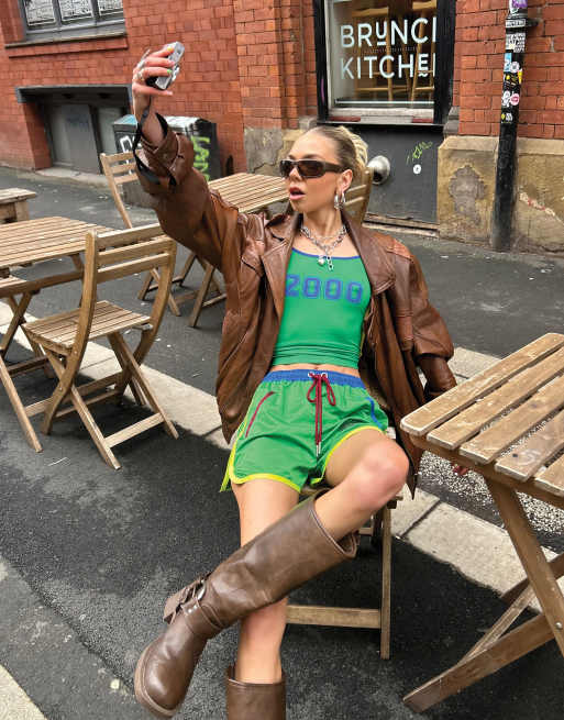 Pantalones cortos verdes estilo fútbol de Labelrail x Daisy Birchall