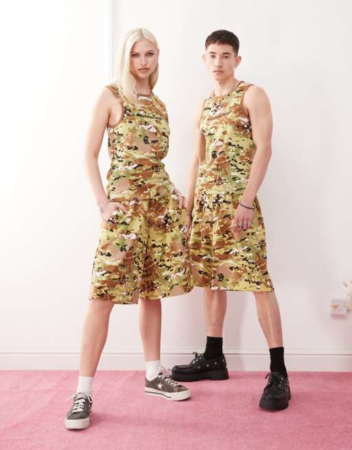 Pantalones cortos verdes unisex con estampado de camuflaje de punto liso de Reclaimed Vintage (parte de un conjunto)
