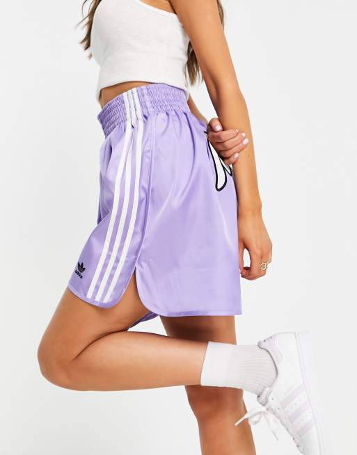 Pantalones cortos violeta claro estilo boxeo con logo y detalle de tres bandas de adidas Originals x Dry Clean Only