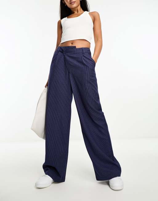 Pantalones dad azul marino con cinturilla asimétrica y raya diplomática de ASOS DESIGN
