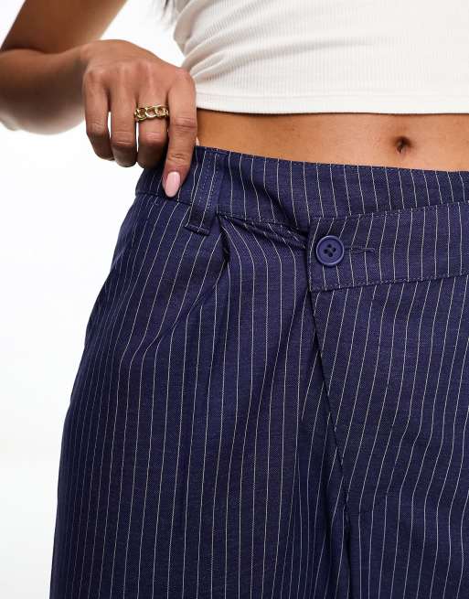Pantalones dad azul marino con cinturilla asimétrica y raya diplomática de ASOS DESIGN, 3 de 4
