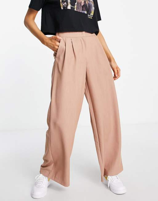 Pantalones dad color camel de corte sartorial y pernera ancha de Noisy May