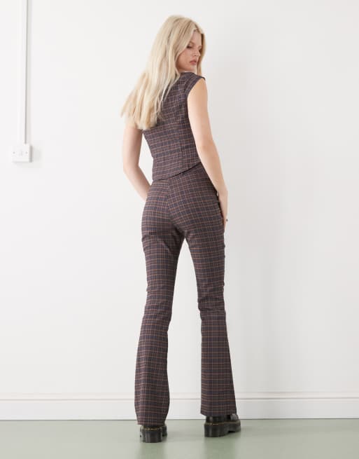 Pantalones de campana a cuadros oscuros de talle alto de COLLUSION (parte de un conjunto), 2 de 5