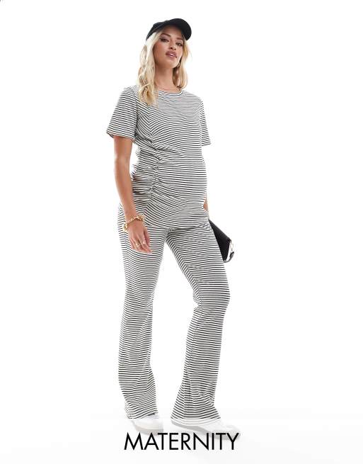 Pantalones de campana a rayas con banda por encima del vientre de canalé de Mamalicious Maternity (parte de un conjunto)