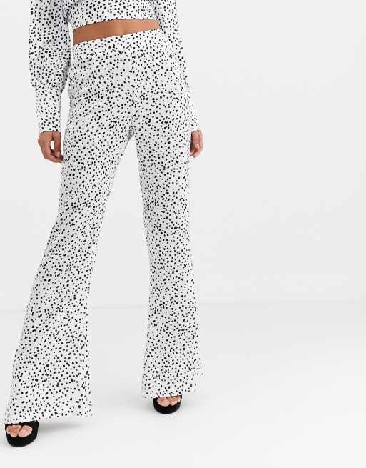 Pantalones de campana ajustados de sat n con puntos blancos de Pretty Lavish parte de un conjunto