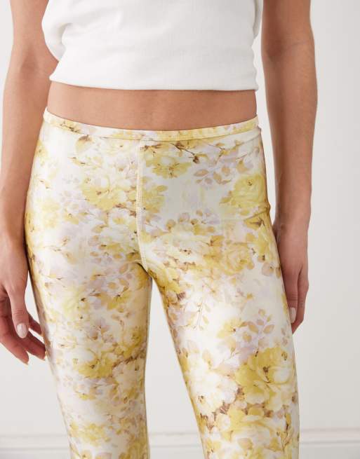 Pantalones de campana amarillos de corte slim con estampado floral de Monki, 4 de 5