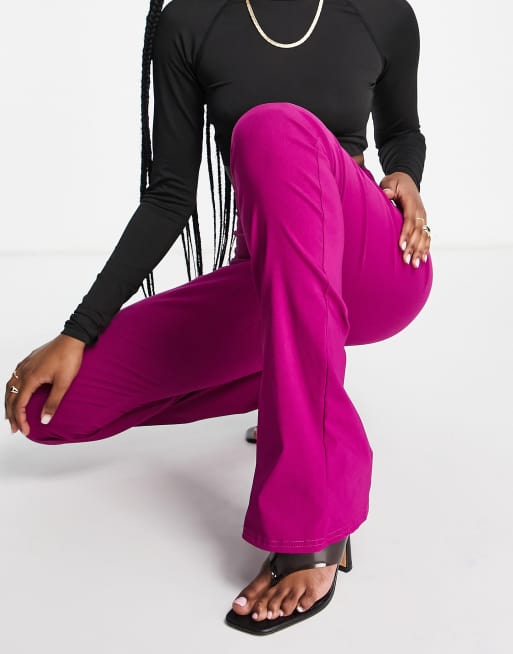 Pantalones de campana color baya de corte sartorial de I Saw It First, 3 de 4