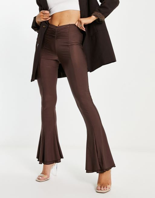 Pantalones de campana color chocolate intenso con acabado ultrabrillante de Annorlunda