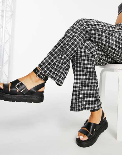 Pantalones de campana con estampado a cuadros de New Look Petite, 3 de 4