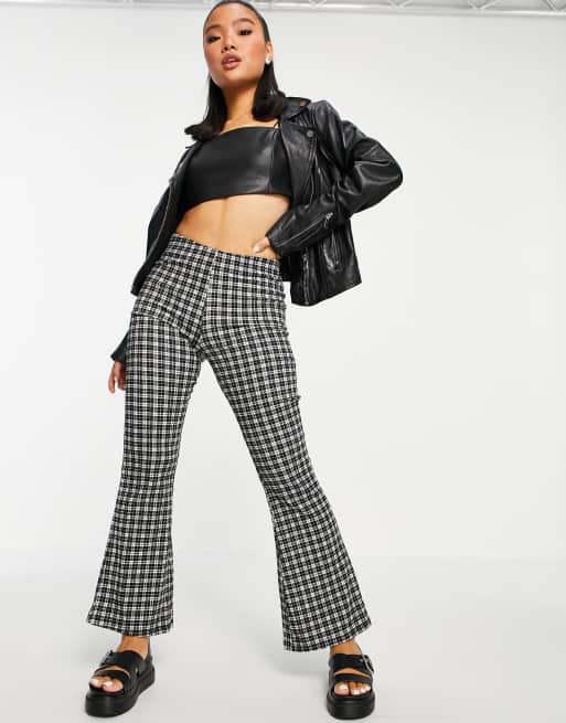 Pantalones de campana con estampado a cuadros de New Look Petite