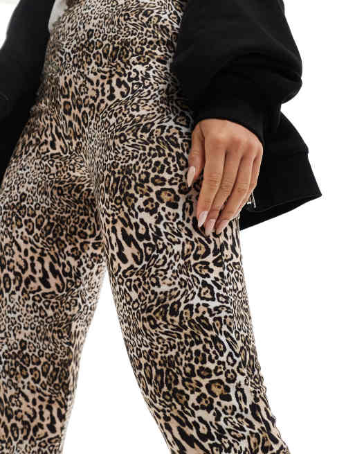Pantalones de campana con estampado de leopardo exclusivos de In The Style, 2 de 5